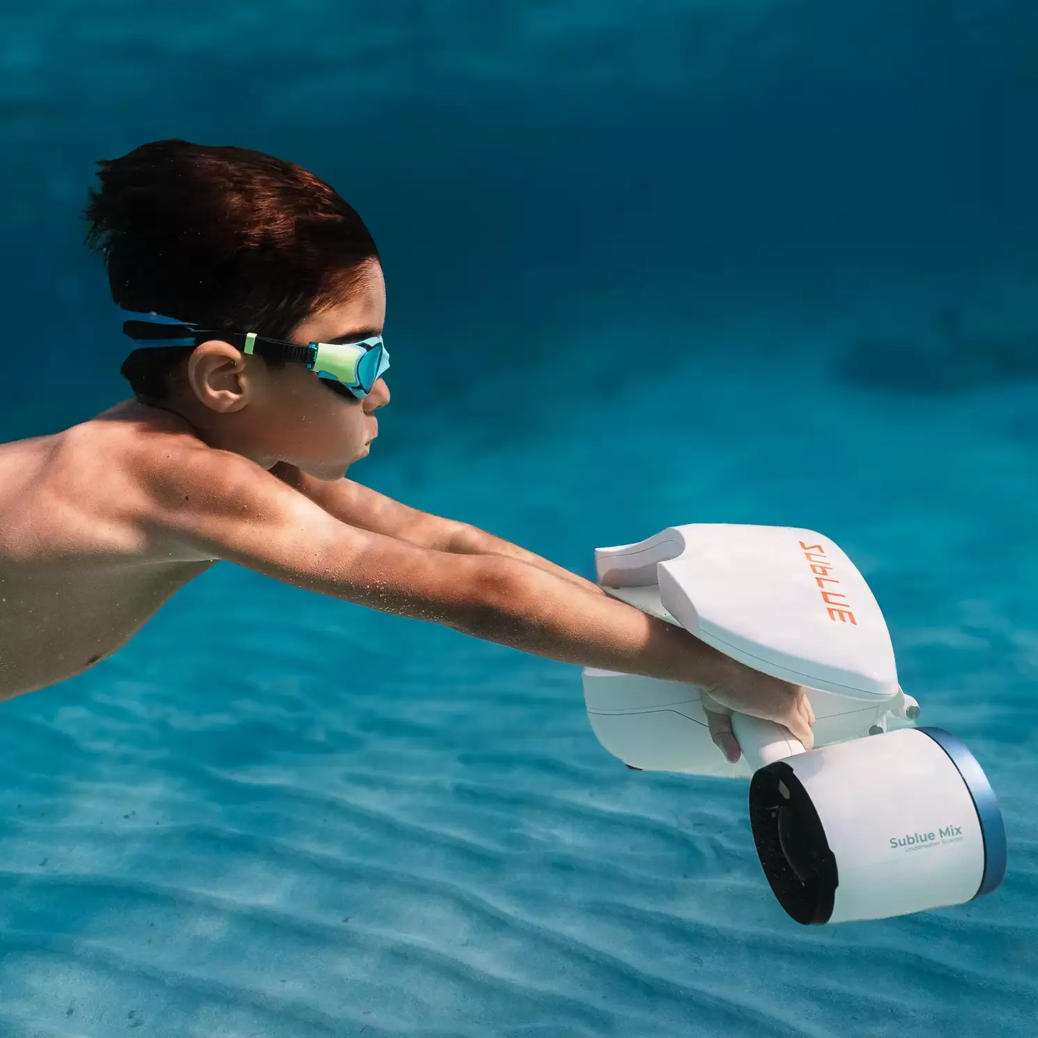Criança na piscina com o Sublue WhiteShark Mix