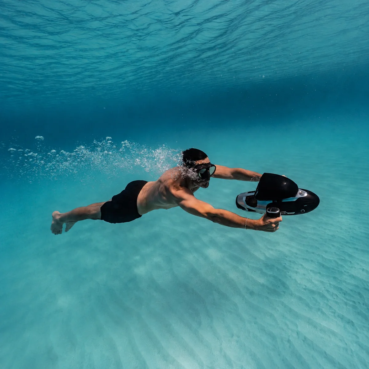 Mergulhadores usando o Sublue Vapor Pro no mar